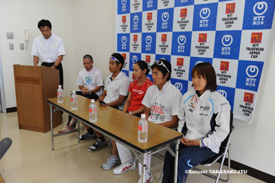 右から足立、山本、ミッシェル・ウー、ダニエル・ウーの各選手
