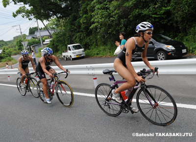 女子のバイク第1集団