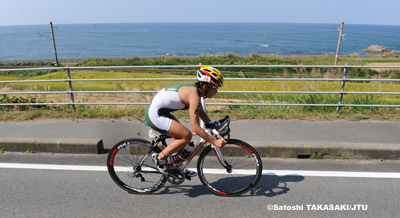 バイクで逃げる崎本