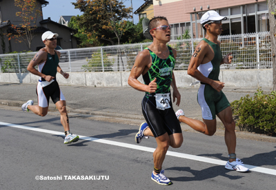 ランは3名の競り合いに