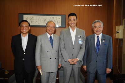 左から花上横浜協会会長、猪谷JTU名誉会長、中田市長、岩城JTU会長