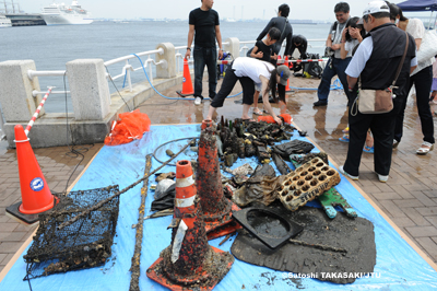 海底から引き上げられたゴミ